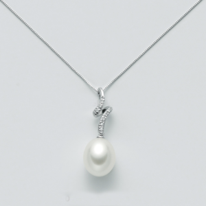 Collana Donna Yukiko PCL4928Y realizzata in oro bianco 750/1000 con perla di colore bianco di 9,5 – 10 mm e 4 diamanti.