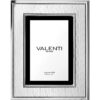 Cornice Argento Valenti 52074 5L realizzata in argento 925 laminato e retro in legno. Dimensioni 18x24 cm